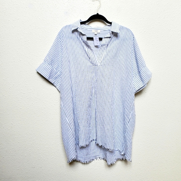 Umgee Tops - ⚡️ UMGEE Women's Size Large Black & White V-neck Frayed Collared Hi-Low Tunic